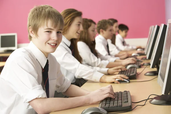 在它的少女学生类在教室里使用计算机 — 图库照片