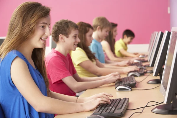 Estudiantes adolescentes en clase de TI usando computadoras en el aula —  Fotos de Stock