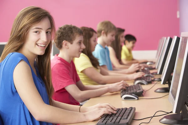 Εφηβική φοιτητές σε αυτό κατηγορία χρησιμοποιώντας υπολογιστές στην τάξη — Φωτογραφία Αρχείου