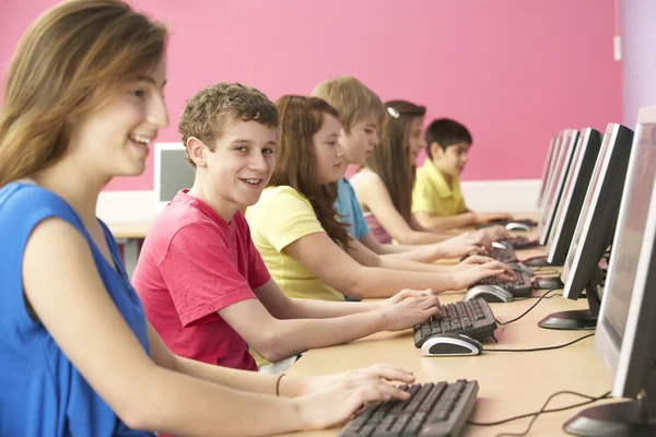 Підліткові студенти в ІТ класі Використовуючи комп'ютери в класі — стокове фото