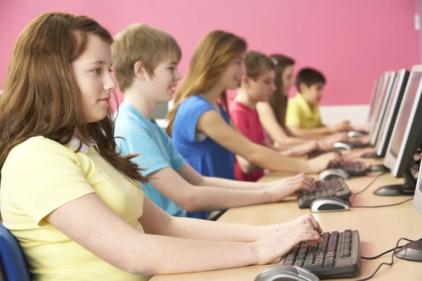 Estudiantes adolescentes en clase de TI usando computadoras en el aula —  Fotos de Stock