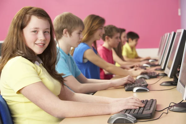 Estudantes adolescentes em classe de TI usando computadores na sala de aula — Fotografia de Stock