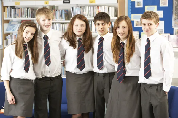 Retrato de grupo de estudantes adolescentes na biblioteca — Fotografia de Stock