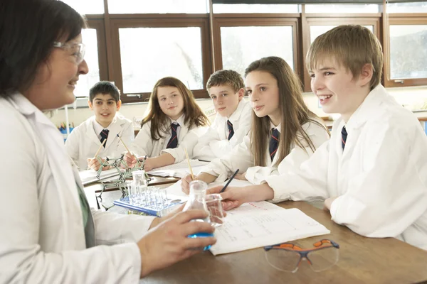 Groep tiener studenten in de wetenschap klasse met tutor — Stockfoto