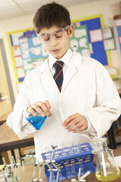 Estudiante adolescente masculino en clase de ciencias con experimento — Foto de Stock