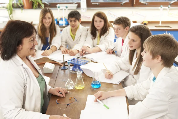 Grupo de estudiantes adolescentes en clase de ciencias con tutor —  Fotos de Stock