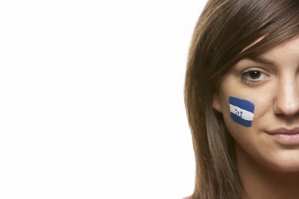 顔に描かれたホンジュラスの国旗を持つ若い女性スポーツ ・ ファン — ストック写真