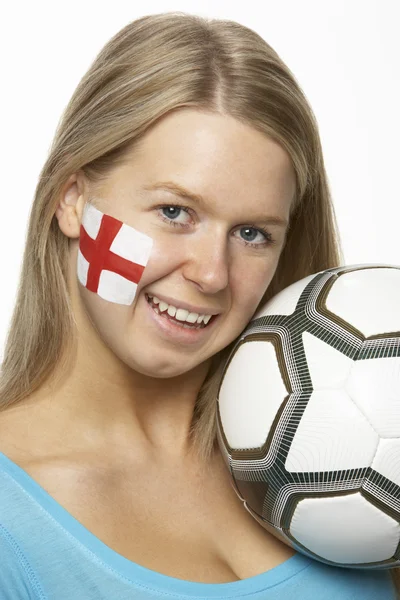 Unga kvinnliga fotbollsfan med st georges flagga målade på ansikte — Stockfoto