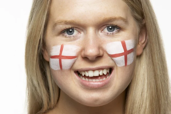 Ventilador deportivo femenino joven con bandera de St Georges pintada en la cara — Foto de Stock