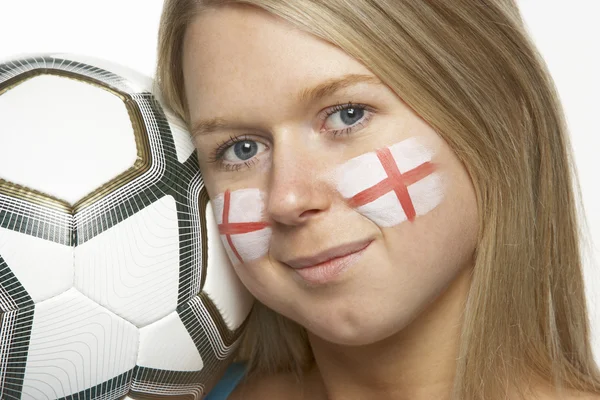 Jonge vrouwelijke voetbalfan met st georges vlag geschilderd op gezicht — Stockfoto