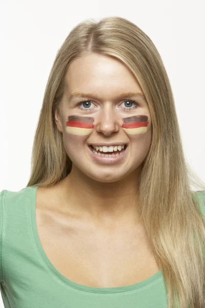 Νέος θηλυκός αθλητικός ανεμιστήρας με γερμανική σημαία, ζωγραφισμένο στο πρόσωπό — Φωτογραφία Αρχείου