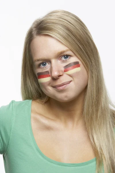 얼굴에 그려진 독일 국기와 함께 젊은 여성 스포츠 팬 — 스톡 사진