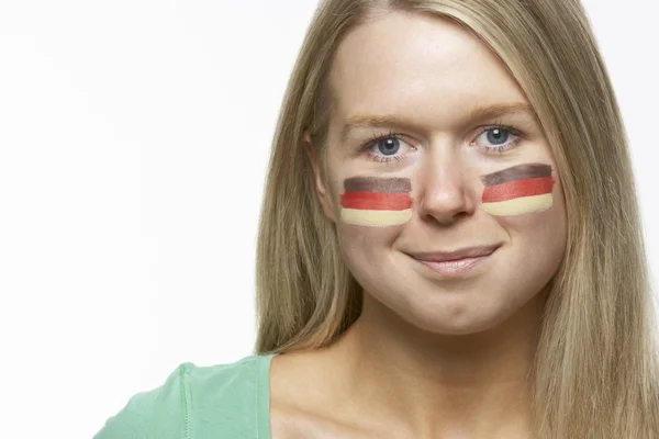 Jovem ventilador esportivo feminino com bandeira alemã pintada no rosto — Fotografia de Stock