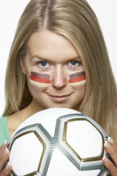 Поклонница женского спорта с немецким флагом, раскрашенным на лице — стоковое фото