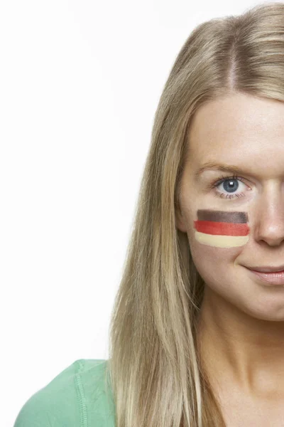 Młoda kobieta sportowe wentylator z niemiecką banderą malowane na twarz — Zdjęcie stockowe