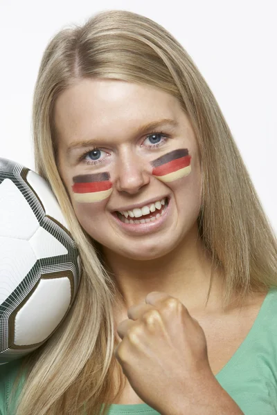 Unga kvinnliga sportfantast med tysk flagg målade ansiktet — Stockfoto