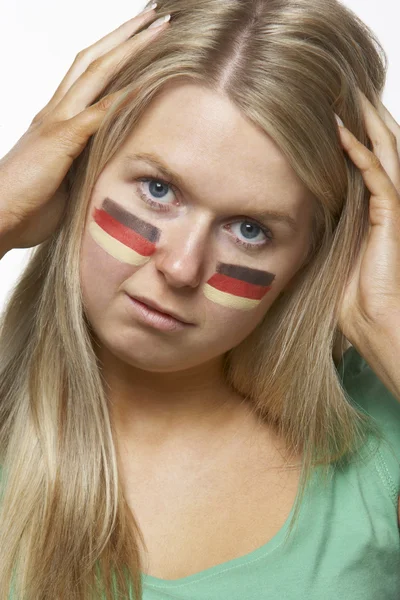 Csalódott fiatal női sport rajongó német zászlót, festett — Stock Fotó