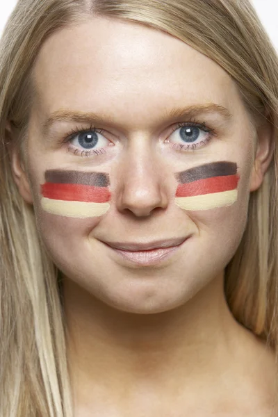 Νέος θηλυκός αθλητικός ανεμιστήρας με γερμανική σημαία, ζωγραφισμένο στο πρόσωπό — Φωτογραφία Αρχείου
