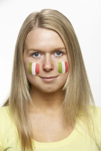 Νέος θηλυκός αθλητικός ανεμιστήρας με ιταλική σημαία ζωγραφισμένο στο πρόσωπό — Φωτογραφία Αρχείου