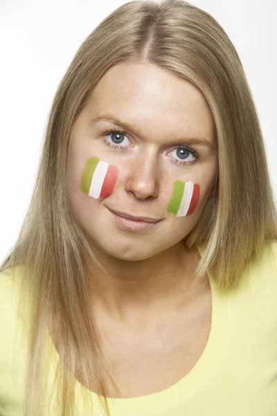 Ventilador de esportes feminino jovem com bandeira italiana pintada no rosto — Fotografia de Stock