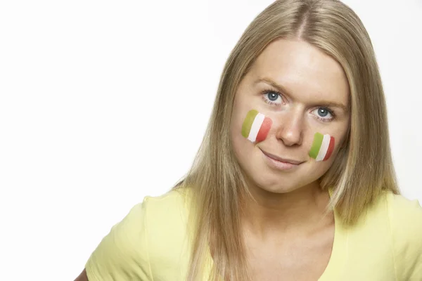 Ventilador deportivo femenino joven con bandera italiana pintada en la cara —  Fotos de Stock