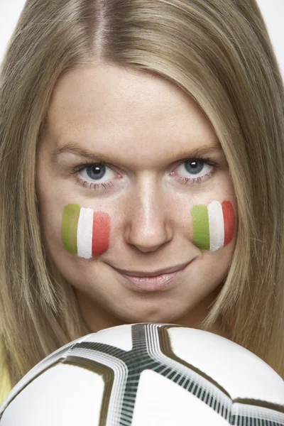 Jonge vrouwelijke sportenventilator met Italiaanse vlag geschilderd op gezicht — Stockfoto