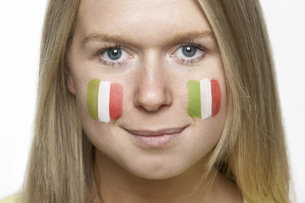 Jonge vrouwelijke sportenventilator met Italiaanse vlag geschilderd op gezicht — Stockfoto