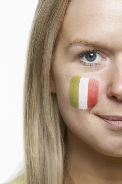 Ventilador de esportes feminino jovem com bandeira italiana pintada no rosto — Fotografia de Stock
