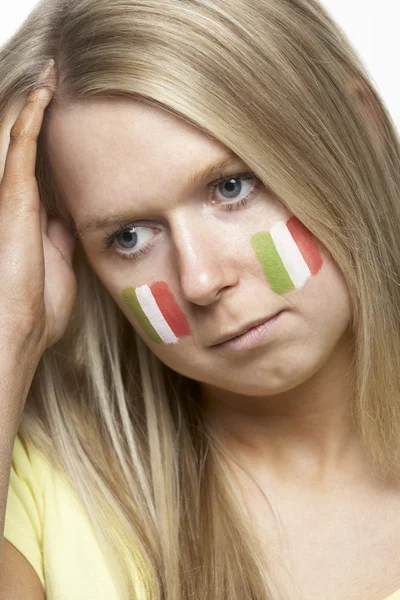 Hayal kırıklığına uğramış genç kadın fan o boyalı İtalyan bayrağı ile spor. — Stok fotoğraf