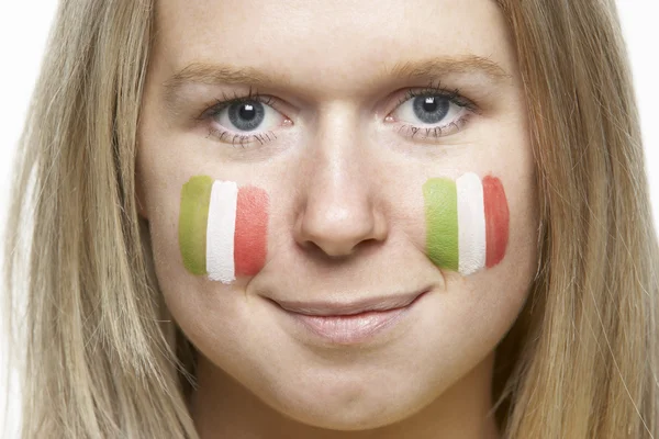 年轻女性体育迷与意大利国旗画在脸上 — 图库照片