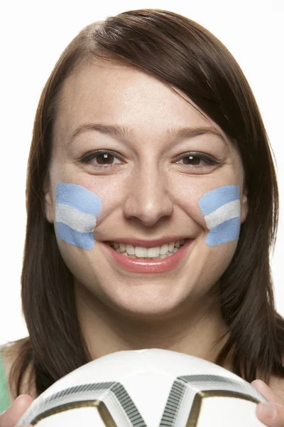 Ventilador de fútbol femenino joven con bandera argentina pintada en la cara —  Fotos de Stock