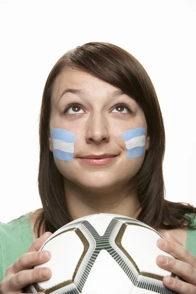 アルゼンチンの国旗を持つ若い女性フットボールのファンは顔に描かれました。 — ストック写真