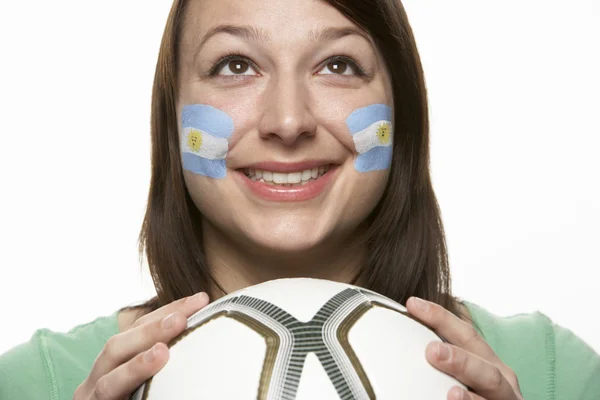 Jeune fan de football féminin avec drapeau argentin peint sur le visage — Photo