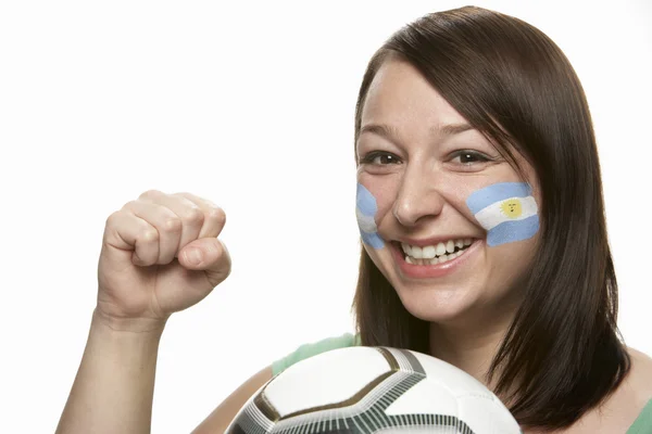 Jonge vrouwelijke voetbalfan met Argentijnse vlag geschilderd op gezicht — Stockfoto