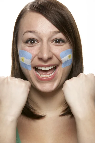 Молода жінка спортивний вентилятор з аргентинським прапором намальований на обличчі — стокове фото