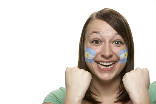 Unga kvinnliga sportfantast med argentinsk flagg målade ansiktet — Stockfoto