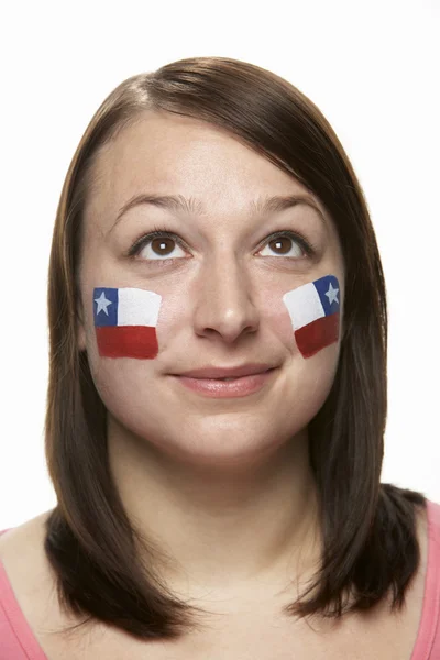 Νέος θηλυκός αθλητικός ανεμιστήρας με Χιλής σημαία ζωγραφισμένο στο πρόσωπό — Φωτογραφία Αρχείου