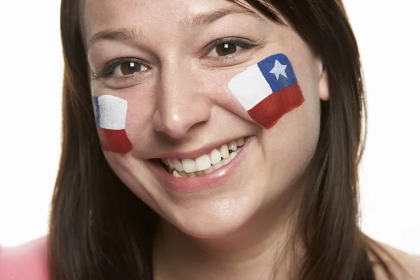Ventilador de esportes feminino jovem com bandeira chilena pintada no rosto — Fotografia de Stock