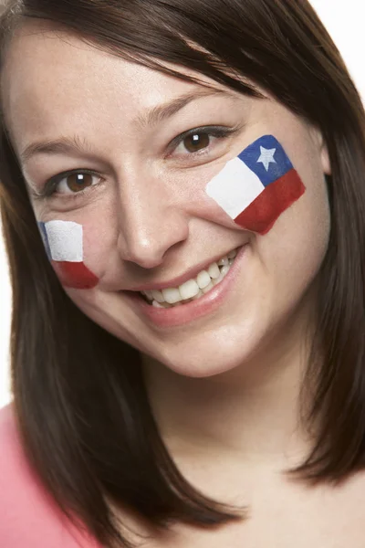 Молодая поклонница женских видов спорта с нарисованным на лице чилийским флагом — стоковое фото