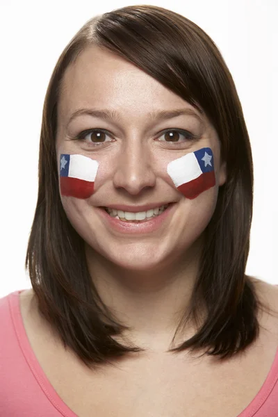 年轻女性体育迷与智利国旗画在脸上 — 图库照片