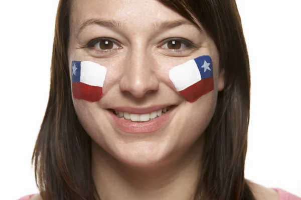 Ventilador de esportes feminino jovem com bandeira chilena pintada no rosto — Fotografia de Stock