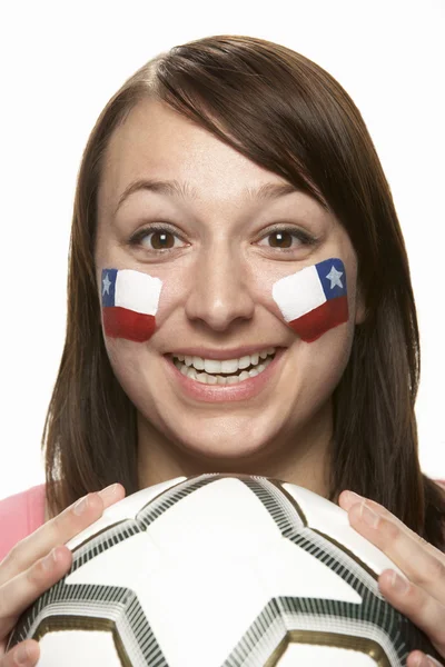 Νέο γυναικείο ποδόσφαιρο ανεμιστήρα με σημαία Χιλής ζωγραφισμένο στο πρόσωπό — Φωτογραφία Αρχείου