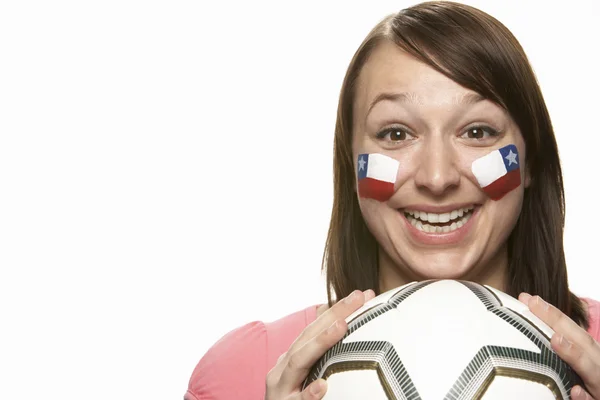 Молодая футбольная фанатка с нарисованным на лице чилийским флагом — стоковое фото