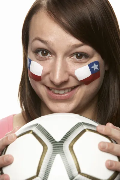 Mladý ženský fotbalový fanoušek s Chilská vlajka namalovaný obličej — Stock fotografie