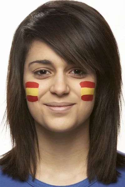 Ventilador de esportes feminino jovem com bandeira espanhola pintada no rosto — Fotografia de Stock