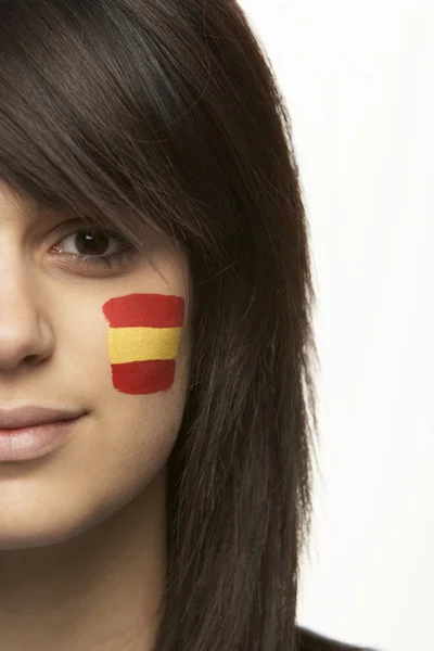 Fiatal női sport rajongó arcán festett spanyol zászló — Stock Fotó