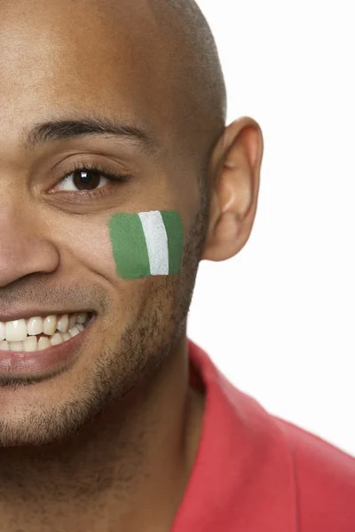 年轻男性体育迷与尼日利亚国旗画在脸上 — 图库照片