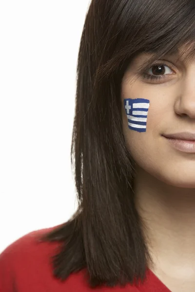 Ventilador de esportes feminino jovem com bandeira grega pintada no rosto — Fotografia de Stock