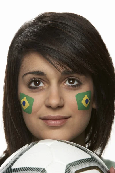 Giovane tifosa di calcio femminile con bandiera brasiliana dipinta sul viso — Foto Stock