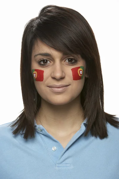 Młoda kobieta sportowe wentylator z flagę portugalską malowane na twarz — Zdjęcie stockowe